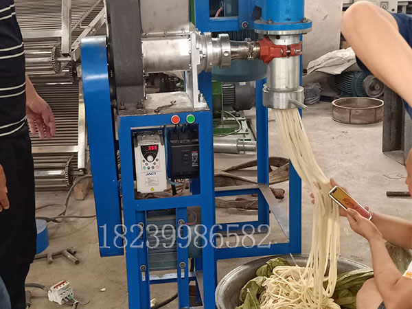 天津客户到厂参观全自动牛筋面机试机现场
