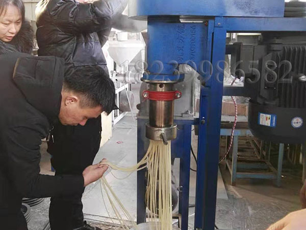 山东老客户来方锐机械又买5台全自动牛筋面机